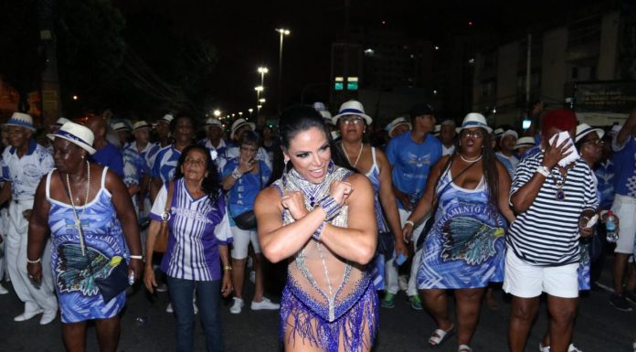 Alice Alves musa da Portela se joga no samba usando look sensual