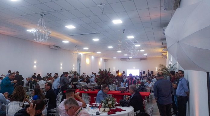 CAMPANHA DE ANIVERSÁRIO DE 24 ANOS DA REDE MULTI MARKET QUE DIVULGA PROMOÇÕES ESPECIAIS DE ANIVERSÁRIO…