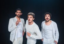 A comédia “A Coisa” ( Prêmio de Humor FITA 2025 ) está em cartaz no SESC Madureira (sábado – 14 de Março – 15h) Andre Dale, Leandro Soares & George Sauma / Imagem: Ricardo Brajterman