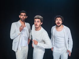 A comédia “A Coisa” ( Prêmio de Humor FITA 2025 ) está em cartaz no SESC Madureira (sábado – 14 de Março – 15h) Andre Dale, Leandro Soares & George Sauma / Imagem: Ricardo Brajterman