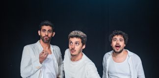 A comédia “A Coisa” ( Prêmio de Humor FITA 2025 ) está em cartaz no SESC Madureira (sábado – 14 de Março – 15h) Andre Dale, Leandro Soares & George Sauma / Imagem: Ricardo Brajterman