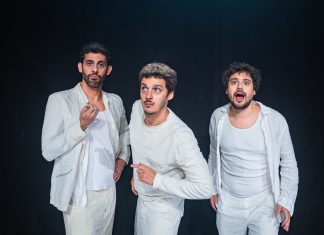A comédia “A Coisa” ( Prêmio de Humor FITA 2025 ) está em cartaz no SESC Madureira (sábado – 14 de Março – 15h) Andre Dale, Leandro Soares & George Sauma / Imagem: Ricardo Brajterman