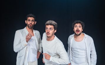 A comédia “A Coisa” ( Prêmio de Humor FITA 2025 ) está em cartaz no SESC Madureira (sábado – 14 de Março – 15h) Andre Dale, Leandro Soares & George Sauma / Imagem: Ricardo Brajterman