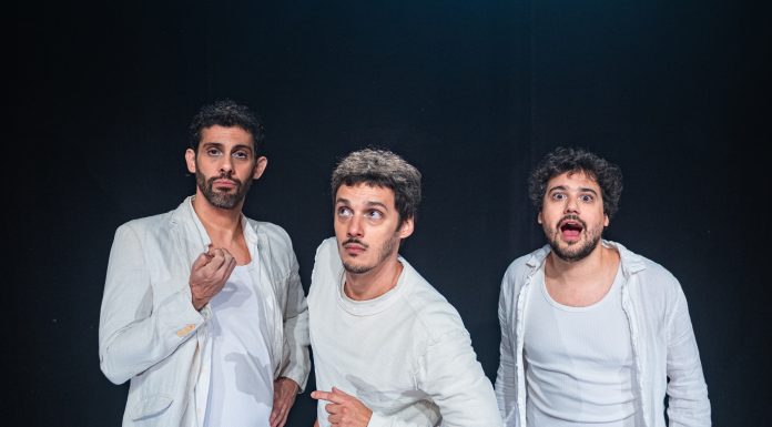 A comédia “A Coisa” ( Prêmio de Humor FITA 2025 ) está em cartaz no SESC Madureira (sábado – 14 de Março – 15h) Andre Dale, Leandro Soares & George Sauma / Imagem: Ricardo Brajterman